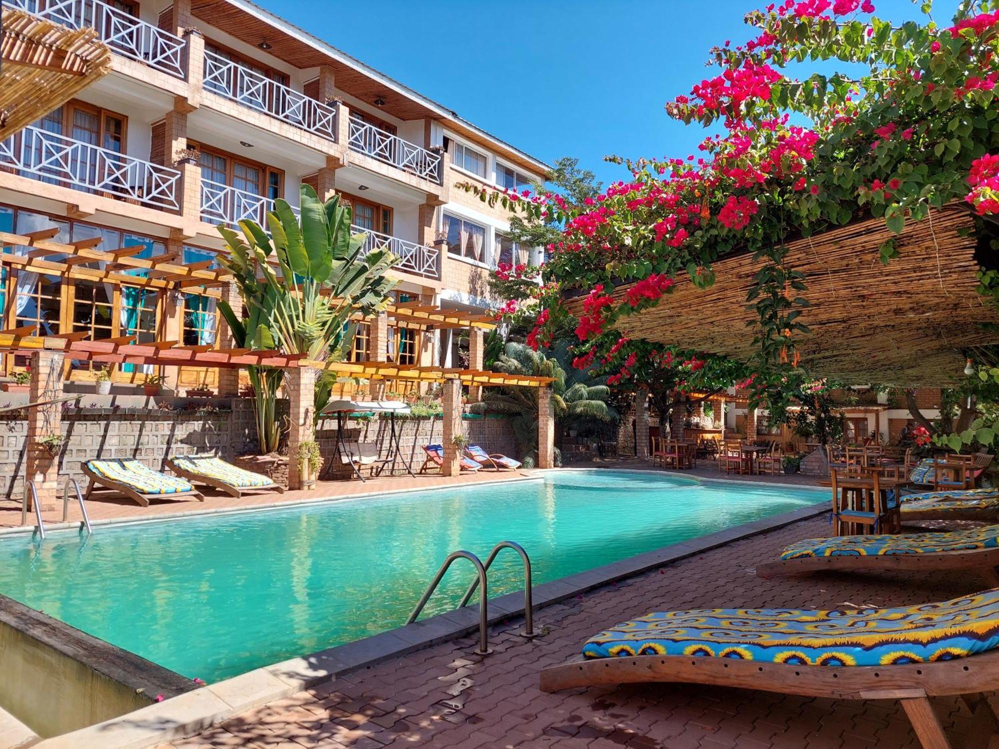 Island Continent Hotel Ivato  Bagian luar foto