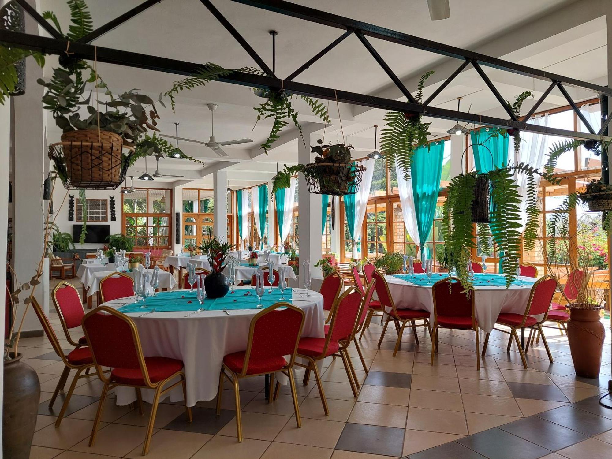 Island Continent Hotel Ivato  Bagian luar foto
