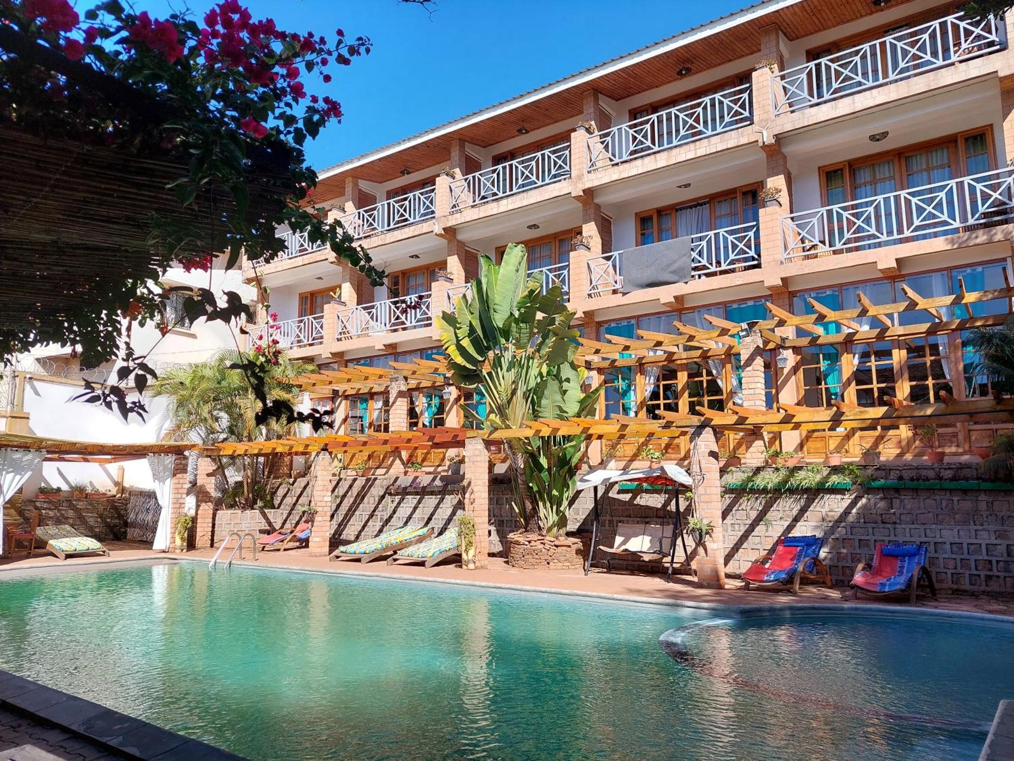 Island Continent Hotel Ivato  Bagian luar foto