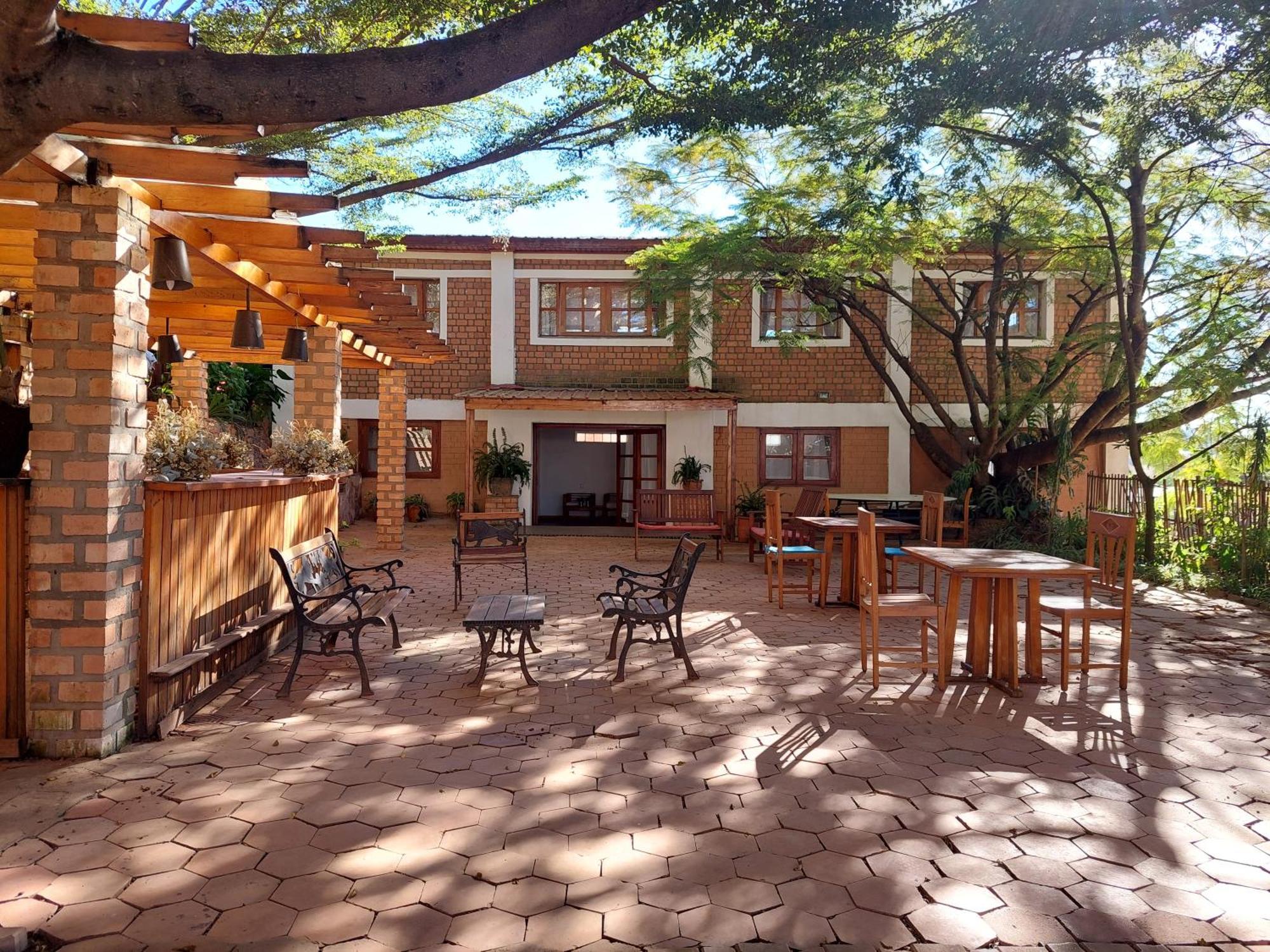 Island Continent Hotel Ivato  Bagian luar foto