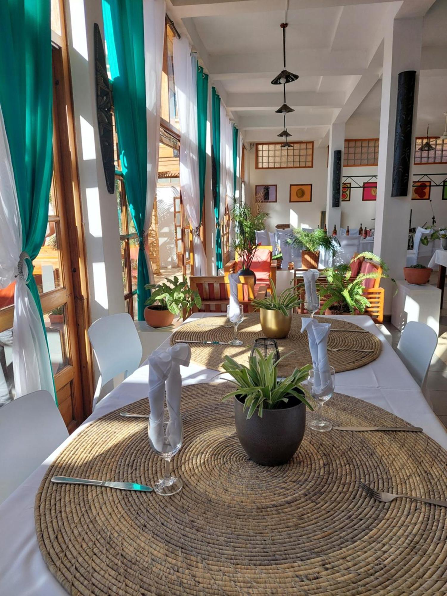 Island Continent Hotel Ivato  Bagian luar foto