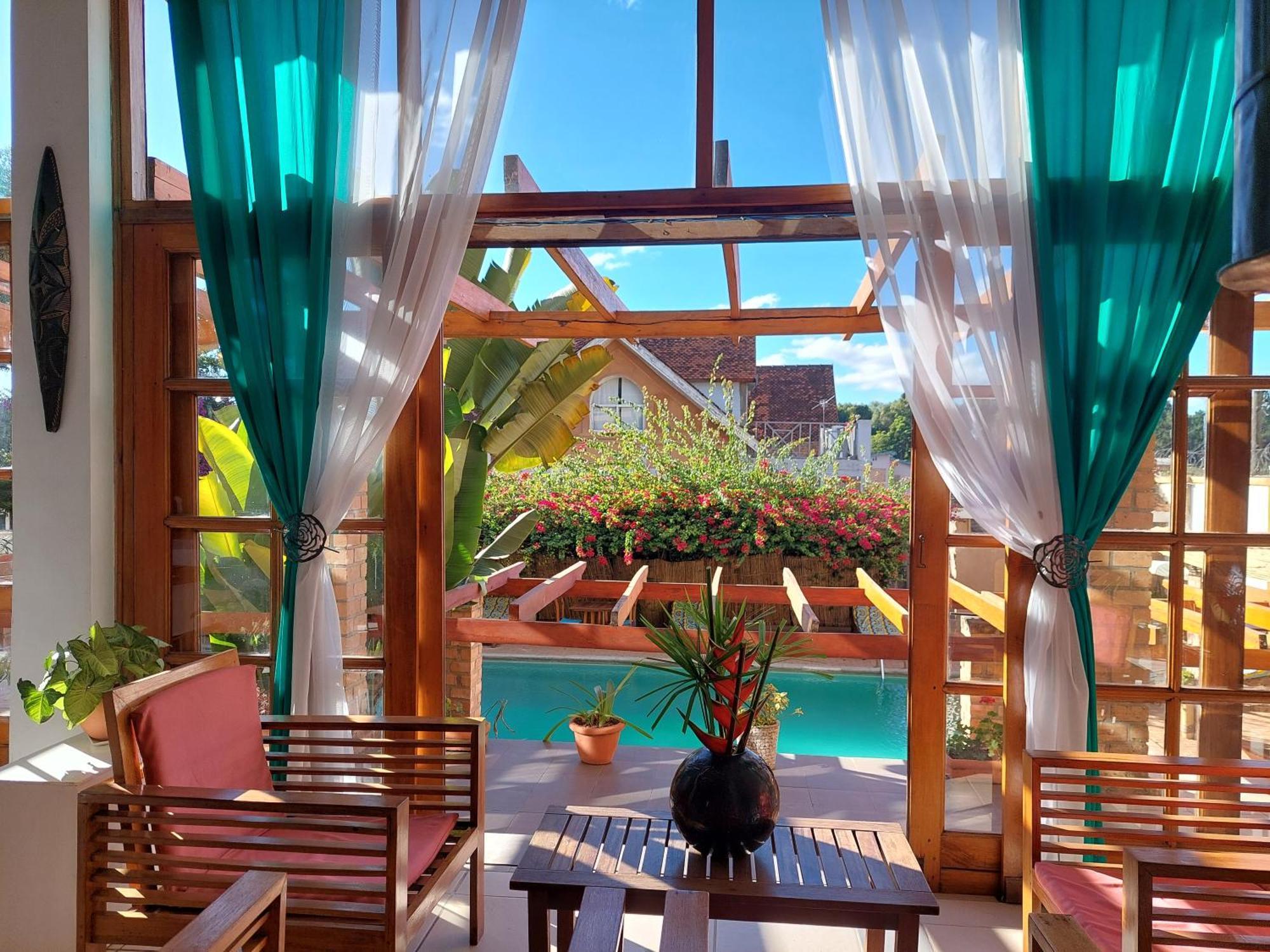Island Continent Hotel Ivato  Bagian luar foto
