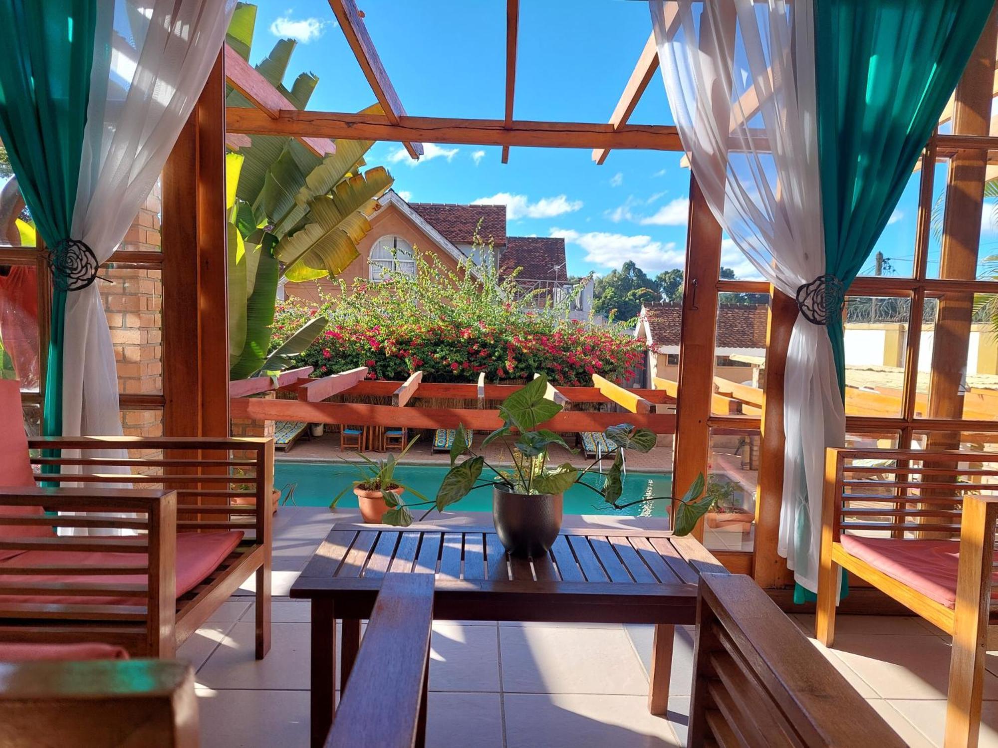 Island Continent Hotel Ivato  Bagian luar foto