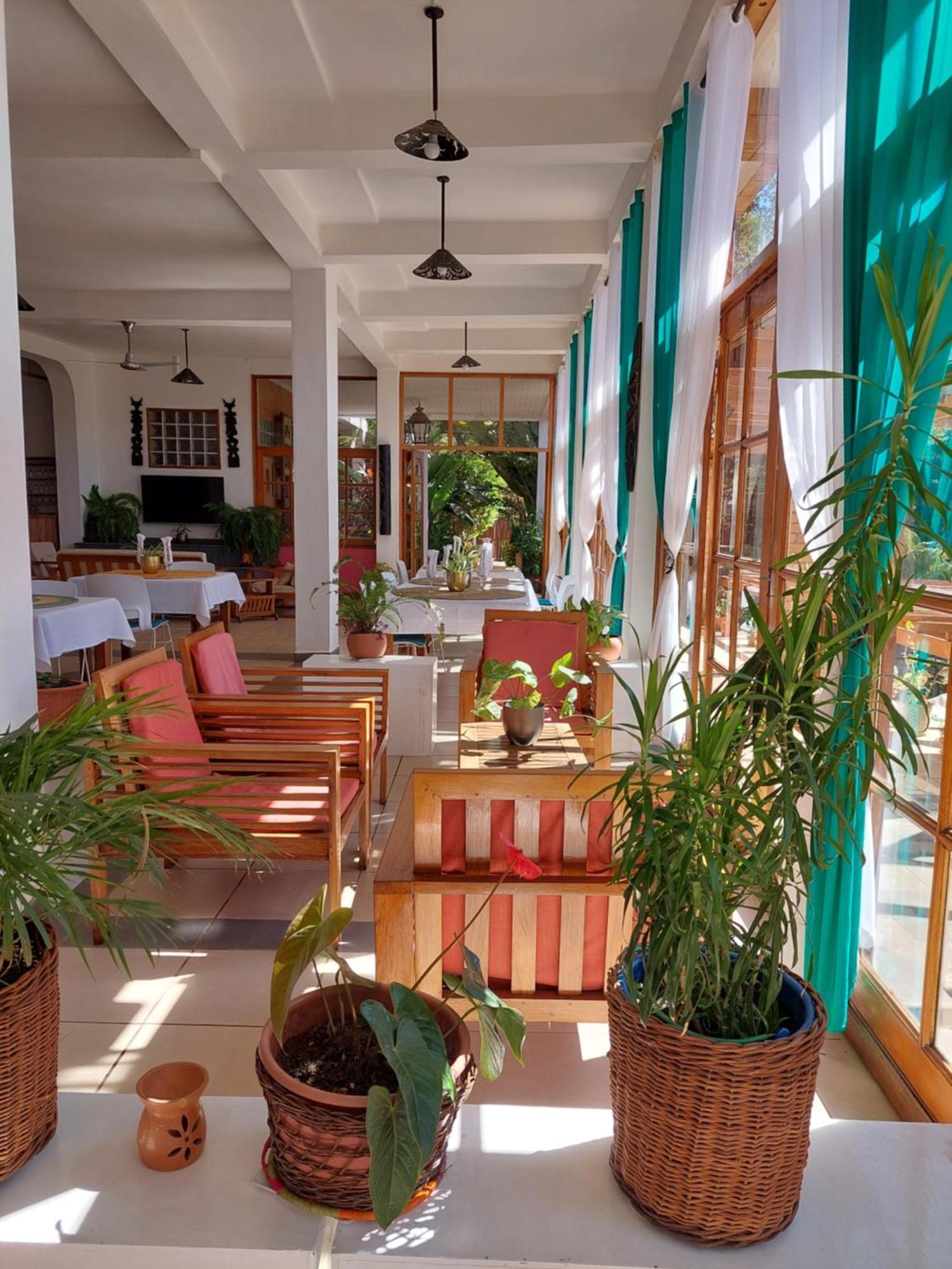 Island Continent Hotel Ivato  Bagian luar foto
