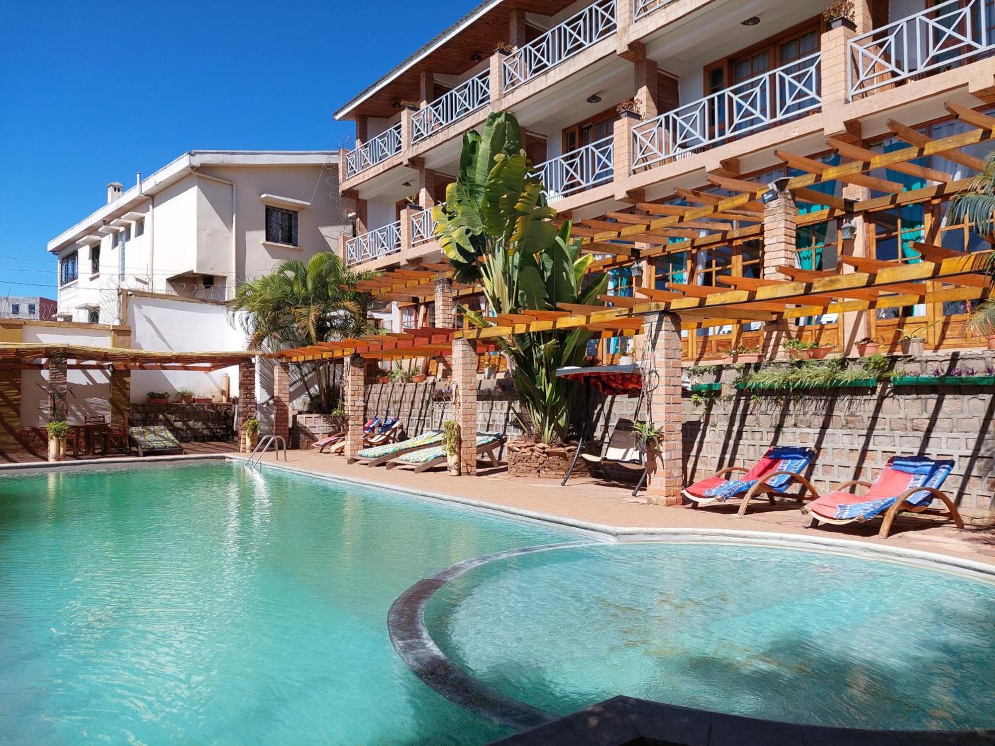Island Continent Hotel Ivato  Bagian luar foto