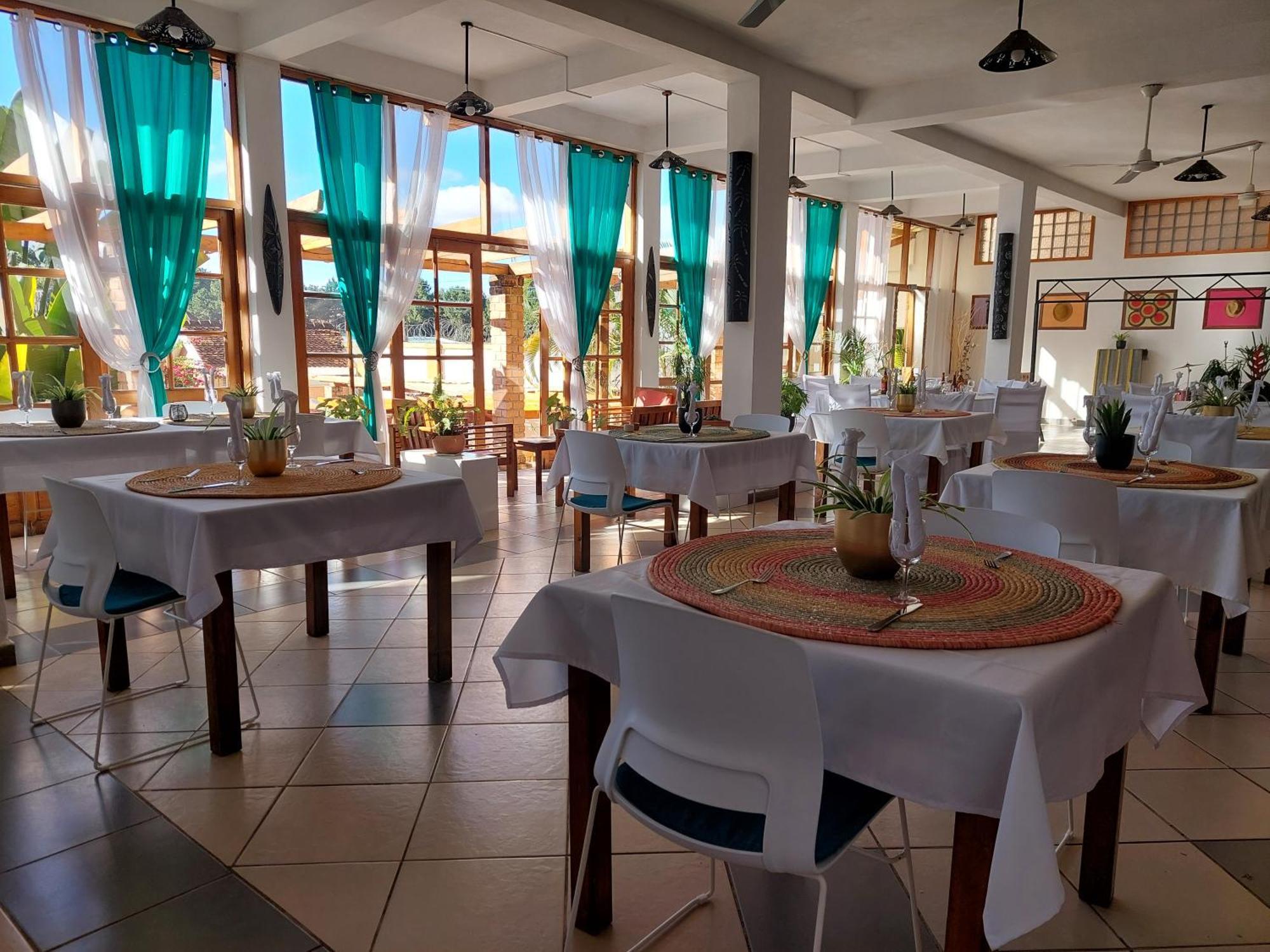 Island Continent Hotel Ivato  Bagian luar foto