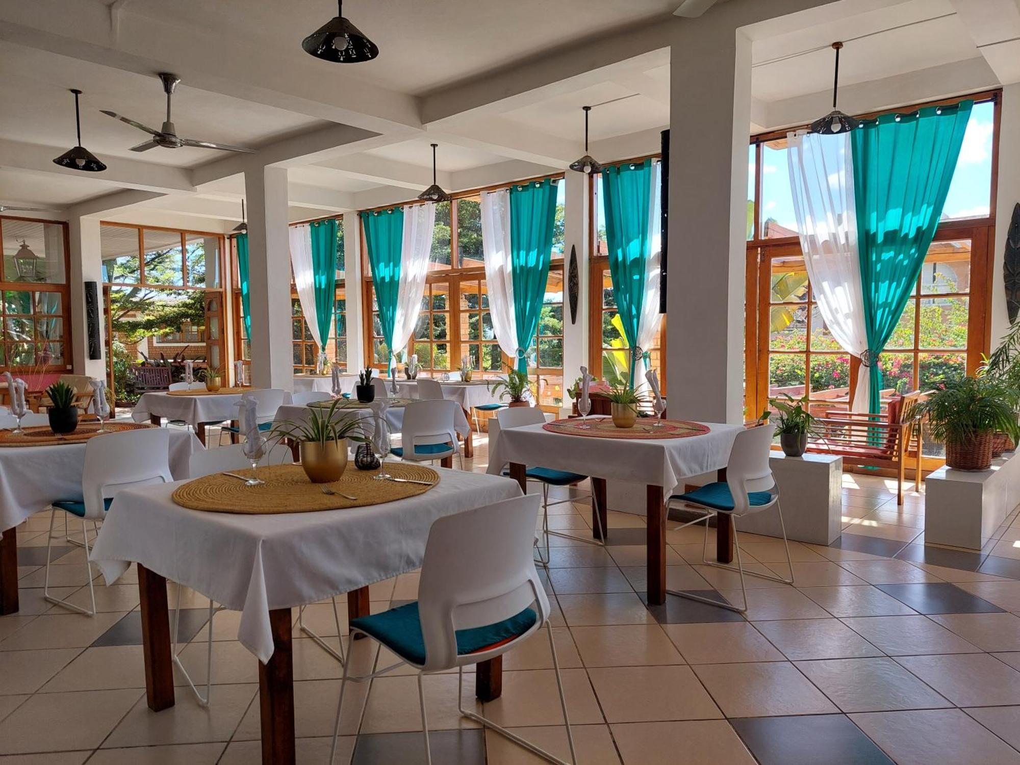 Island Continent Hotel Ivato  Bagian luar foto