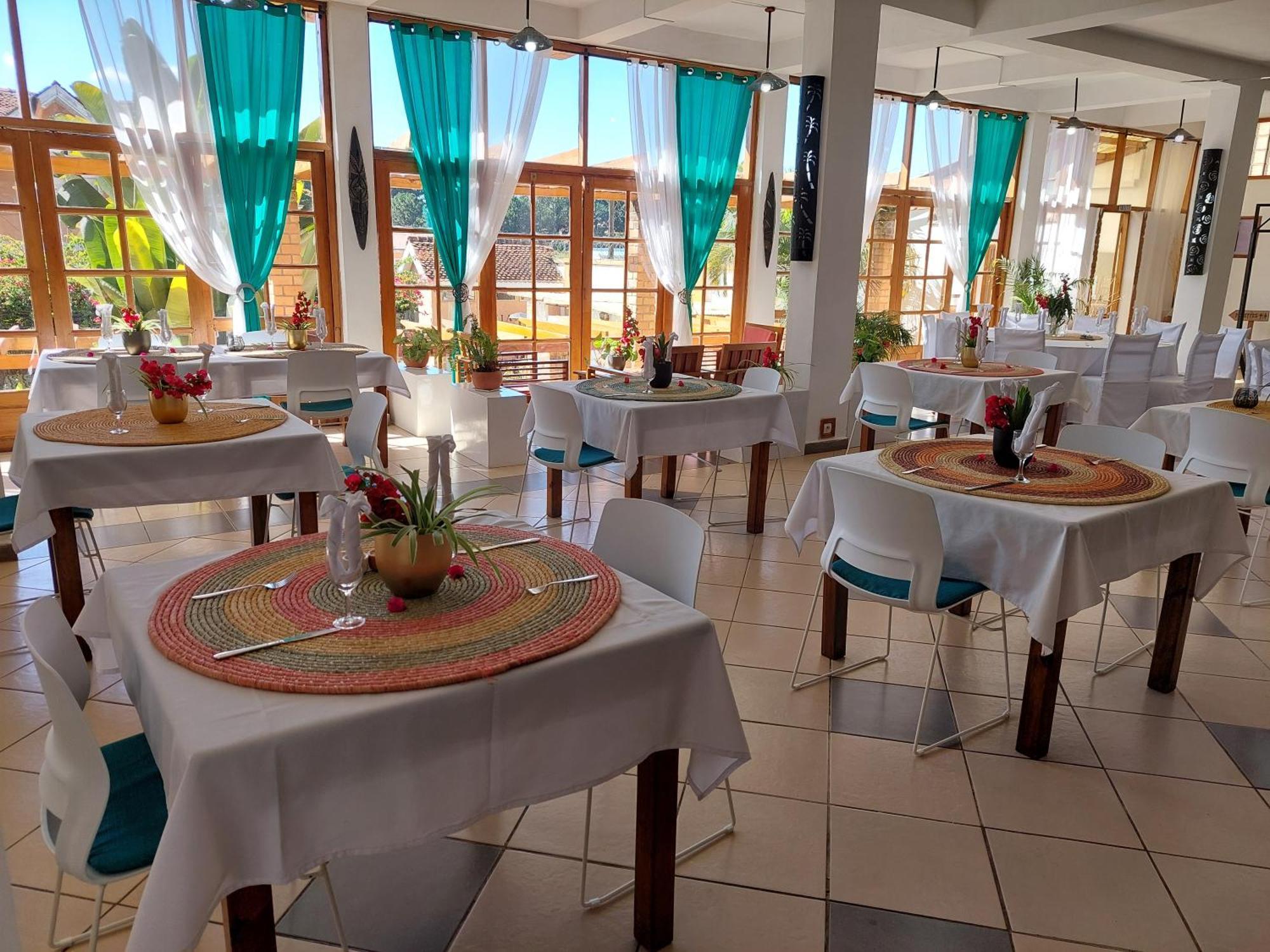Island Continent Hotel Ivato  Bagian luar foto