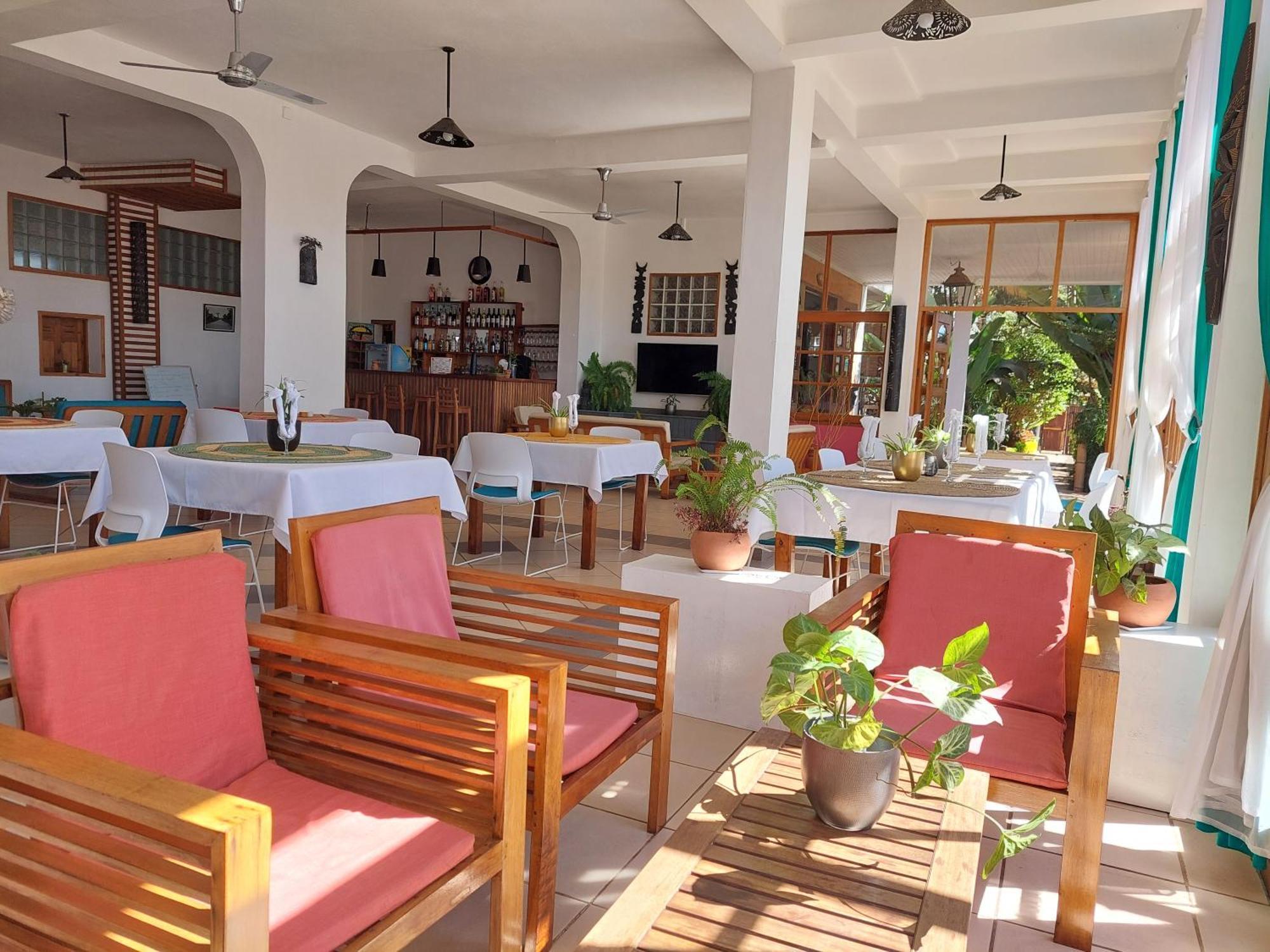 Island Continent Hotel Ivato  Bagian luar foto