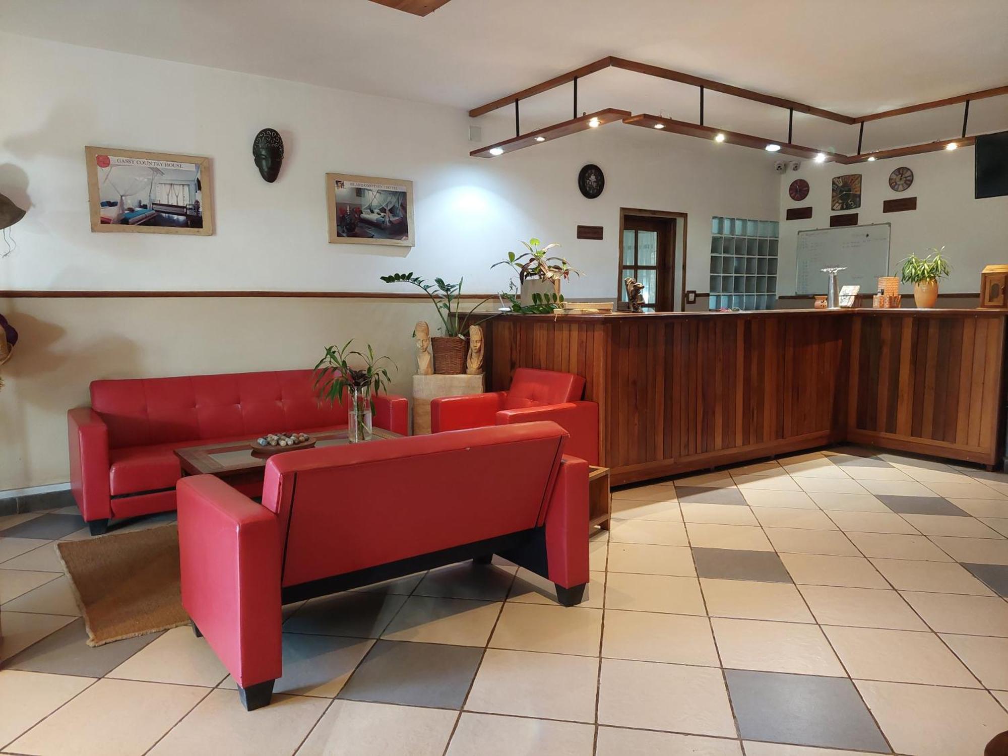 Island Continent Hotel Ivato  Bagian luar foto